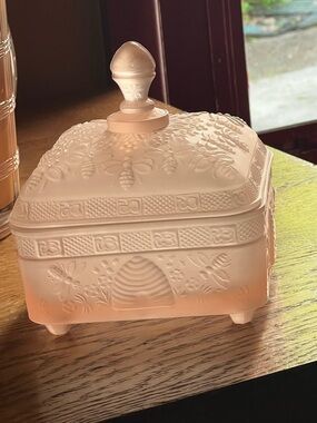VTG. Honey Bee Indiana Glass Tiara Satin Pink Lidded Dish